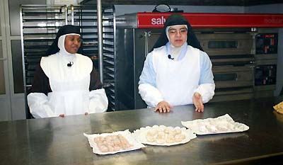 Monjas de clausura mostrando unos dulces